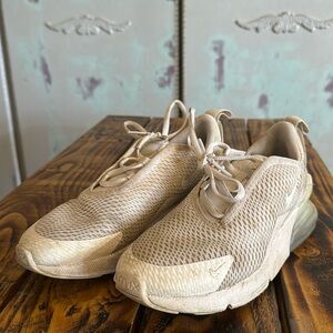 Airmax 270 youth
Size 3